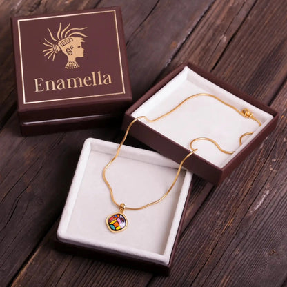 Yellow gold necklace with the painting of Friedensreich Hundertwasser's "Spanish Nights". The necklace is placed in a box